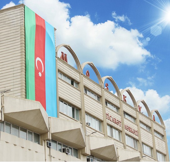 Vətən Müharibəsinin ildönümü münasibəti ilə Moskva Ticarət Mərkəzi binasından Azərbaycan Respublikasının üçrəngli bayrağı dalğalanmışdır.